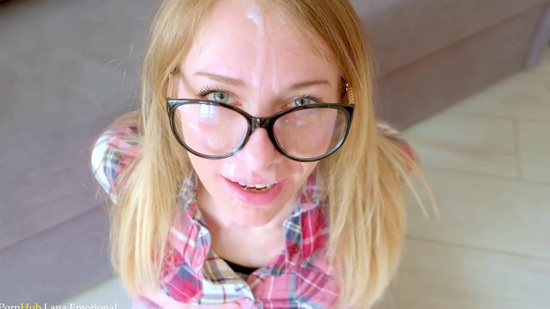 Секс в попу с похотливой студенткой