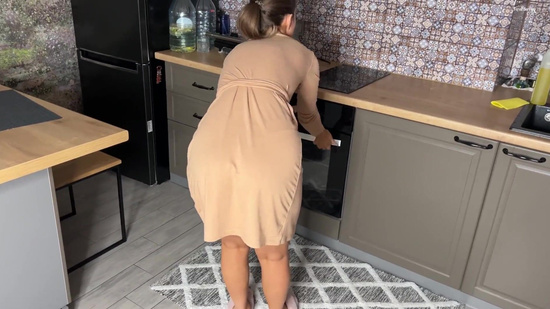 Секс на кухне закончился кремпаем в киску