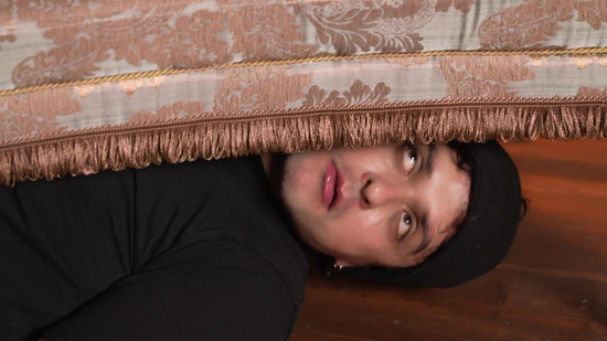 Шикарная брюнетка кончила от секса с незнакомцем