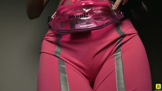 Студентка тестирует новый вибратор и доводит киску до оргазма