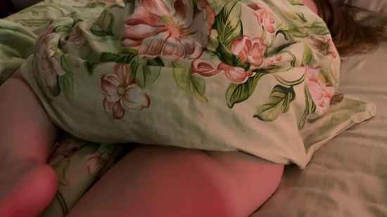 Разбудил девушку вибратором и довел до смеха с оргазмом