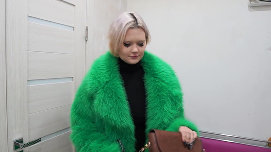 Не отпускал девушку, пока она не отсосала как следует