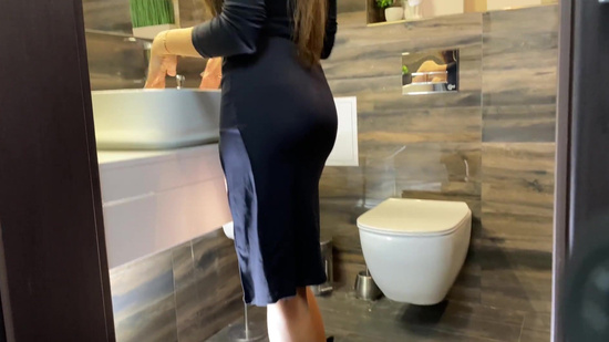 Не отпускал девушку на работу, пока не трахнул в попу