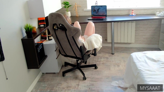 Подглядывал за девушкой, а потом трахнул на столе