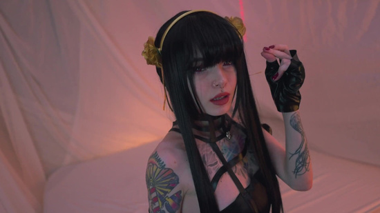 Косплей трах с татуированной красоткой в бритую киску