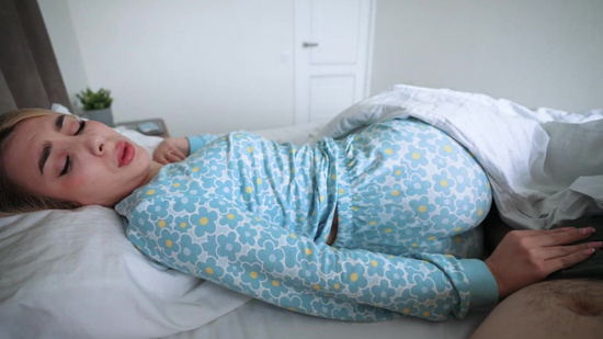 Моя похотливая мачеха проснулась и захотела секса