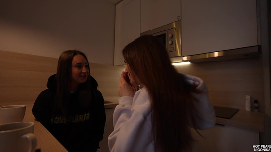 Девушки откровенничают, а потом развлекаются без парней