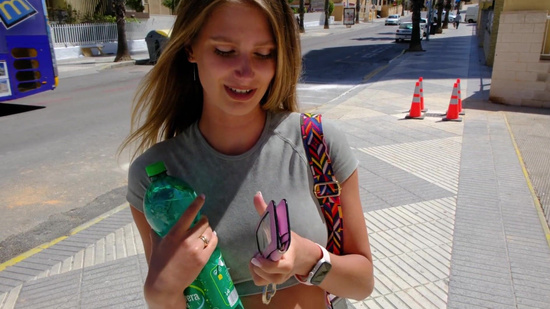 Отблагодарила парня быстрым минетом