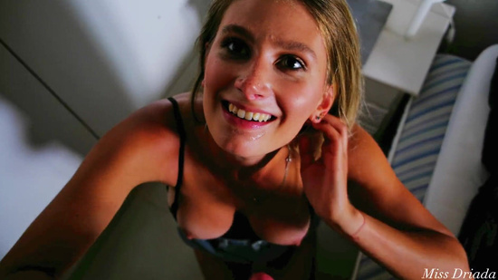 Сосед из отеля предложил русской девушке зайти к ней в гости