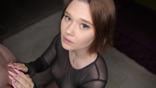 Опытная русская девушкa делает глубокий минет на большом члене - 20 см