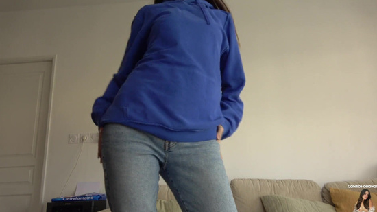 Легкий домашний стриптиз со сладкой девушкой