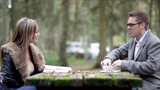 Ювелир в очках знакомится с гламурной девушкой в парке