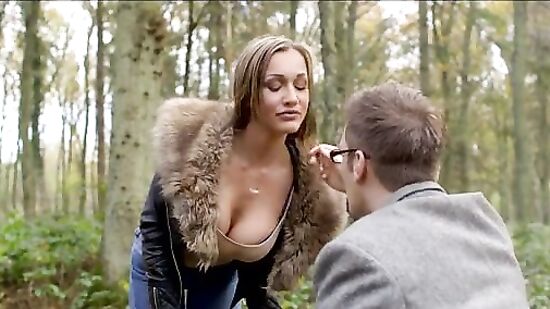 Ювелир в очках знакомится с гламурной девушкой в парке