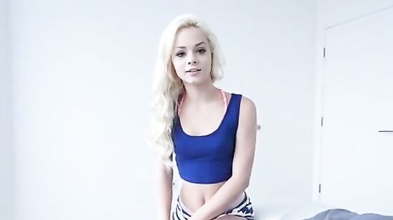 Блондинка просто умоляет чтоб её шпильнули как следует