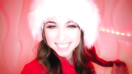 Крошка Рейли глотает член на коленях