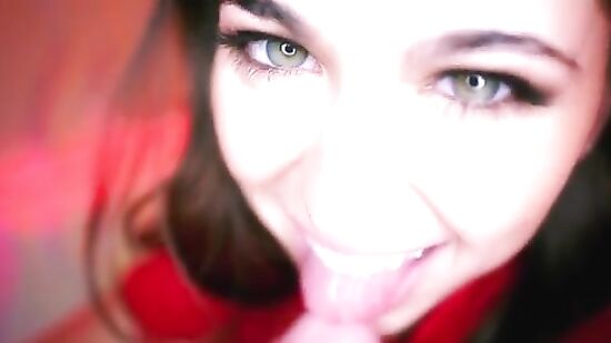 Крошка Рейли глотает член на коленях