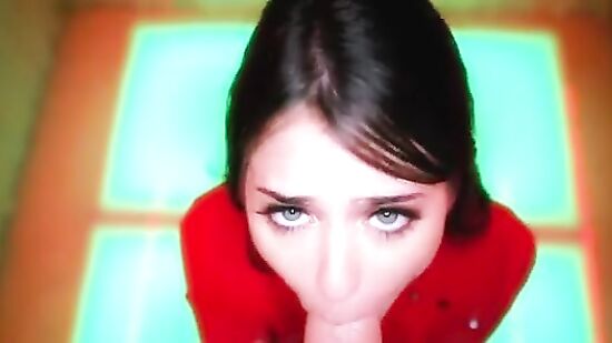 Крошка Рейли глотает член на коленях