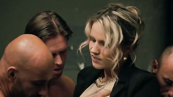 Голодные зеки в шоке что к ним в камеру зашла такая женщина