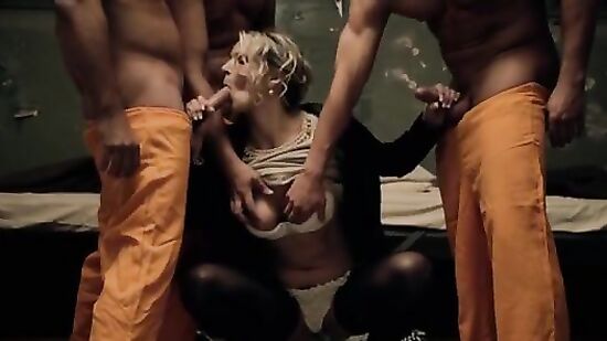 Голодные зеки в шоке что к ним в камеру зашла такая женщина