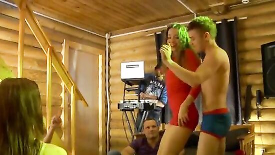 Секс вечеринка на даче под музыку диджея и игру в бутылочку