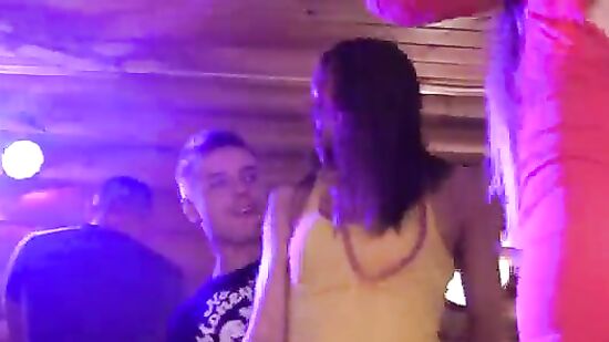 Секс вечеринка на даче под музыку диджея и игру в бутылочку