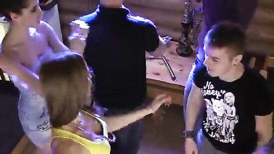 Секс вечеринка на даче под музыку диджея и игру в бутылочку