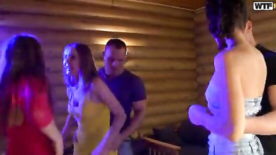 Секс вечеринка на даче под музыку диджея и игру в бутылочку