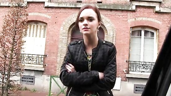 Местный чувак подобрал в свою тачку скромную туристку