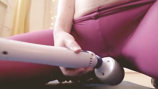 Зеленоглазая блондинка мастурбирует киску вибратором сквозь колготки