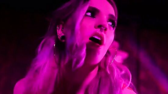 Девки подсматривают за сексом в туалете ночного клуба