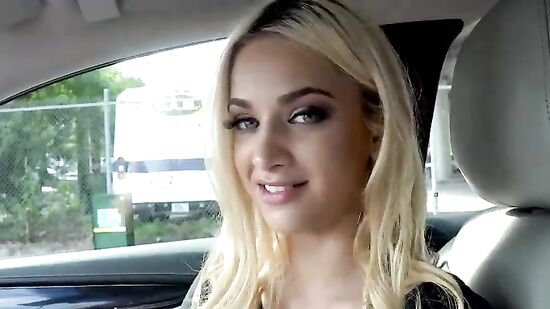 Водитель подобрал в свою тачку красивую блондинку