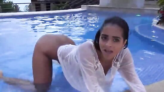 Загорелая лапуля позирует на острове возле басейна