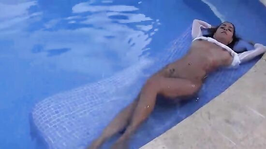 Загорелая лапуля позирует на острове возле басейна