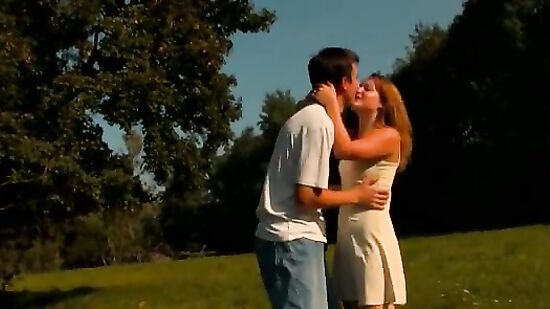 Студенты целуются и трахаются на красивой лужайке