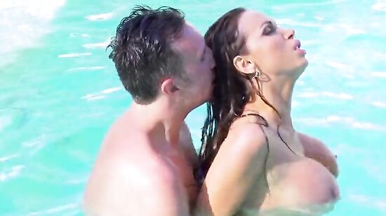 Шикарная анальная ебля прямо в басейне с сексапильной женщиной