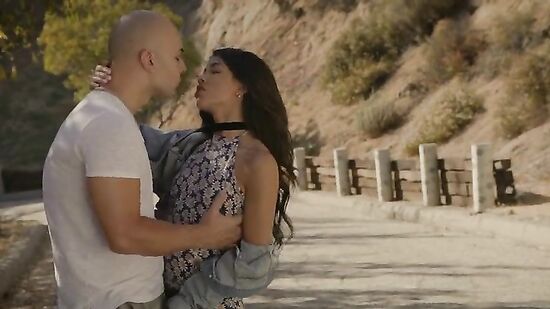 Цыпочка очень запала на мамкиного мужика и внезапно поцеловала его на утренней прогулке