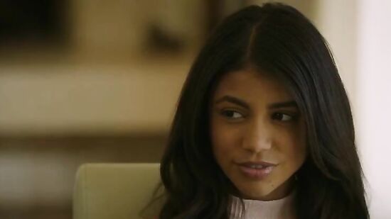 Цыпочка очень запала на мамкиного мужика и внезапно поцеловала его на утренней прогулке