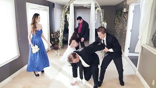 Бедный муж чуть не получил инфаркт когда увидел как его жена сосет другому прямо на свадьбе