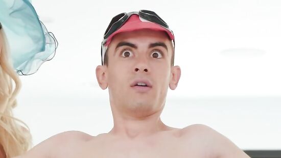 Сисястая мамка просто затрахала парня - бессовестная измена мужу с молодым пацаном