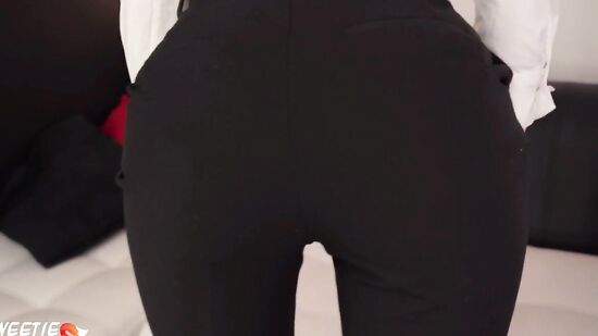 Сладкая секреташра даже увеличила сиськи, чтобы получить очередную премию