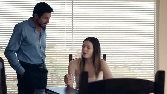 Семейное порно втроём с мачехой и отчимом в одной кровати