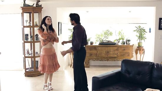 Семейное порно втроём с мачехой и отчимом в одной кровати