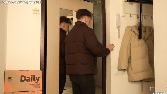 Пока парня нет дома, девушка-шлюшка изменяет ему с симпатичным курьером