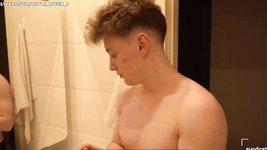 Пока парня нет дома, девушка-шлюшка изменяет ему с симпатичным курьером