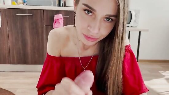 Застукал девушку когда она шликала киску и помог получить удовольствие