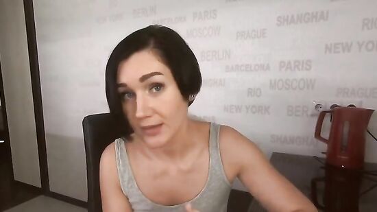 Похотливая мачеха не против впустить в свою зрелую кисочку