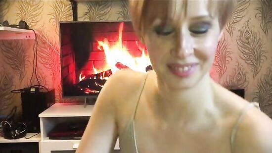 Жена сосет мужу в обычном домашнем порно, а он снимает на телефон