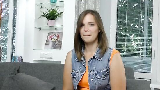 Молодая и скромная русская девушка первый раз на порно студии