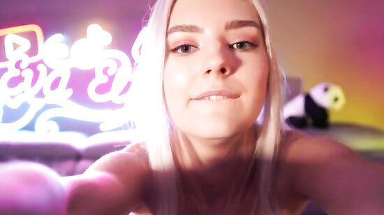 Милашка Ева Эльфи проводит время со своими подписчиками