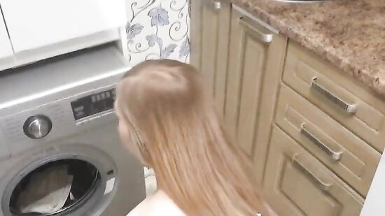 Разговаривала с парнем, а через 5 минут застряла в стиральной машине